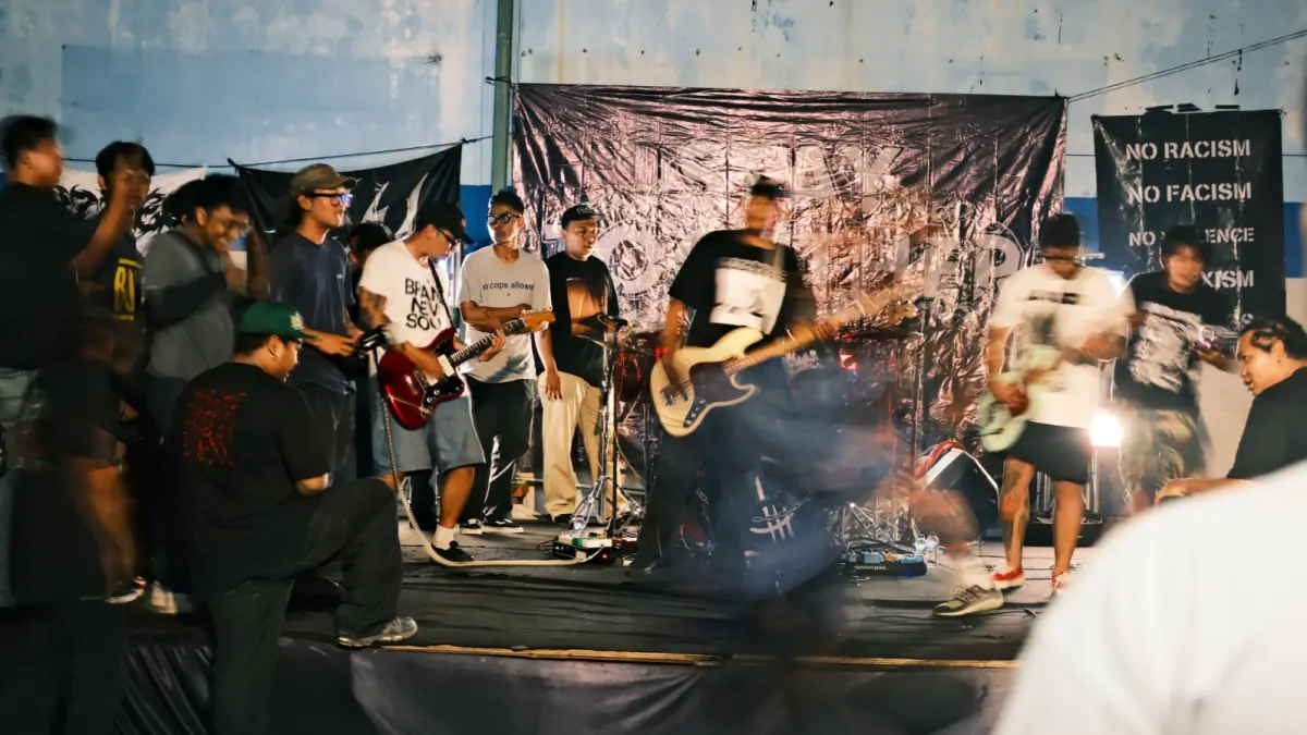 Komunitas Singaraja Movement menggelar “Final Stomp”, sebuah pertunjukan musik (gigs) yang menjadi ruang berkumpul komunitas hardcore punk, di Do Eat Lovina Corner pada Minggu, 26/4/26 lalu.