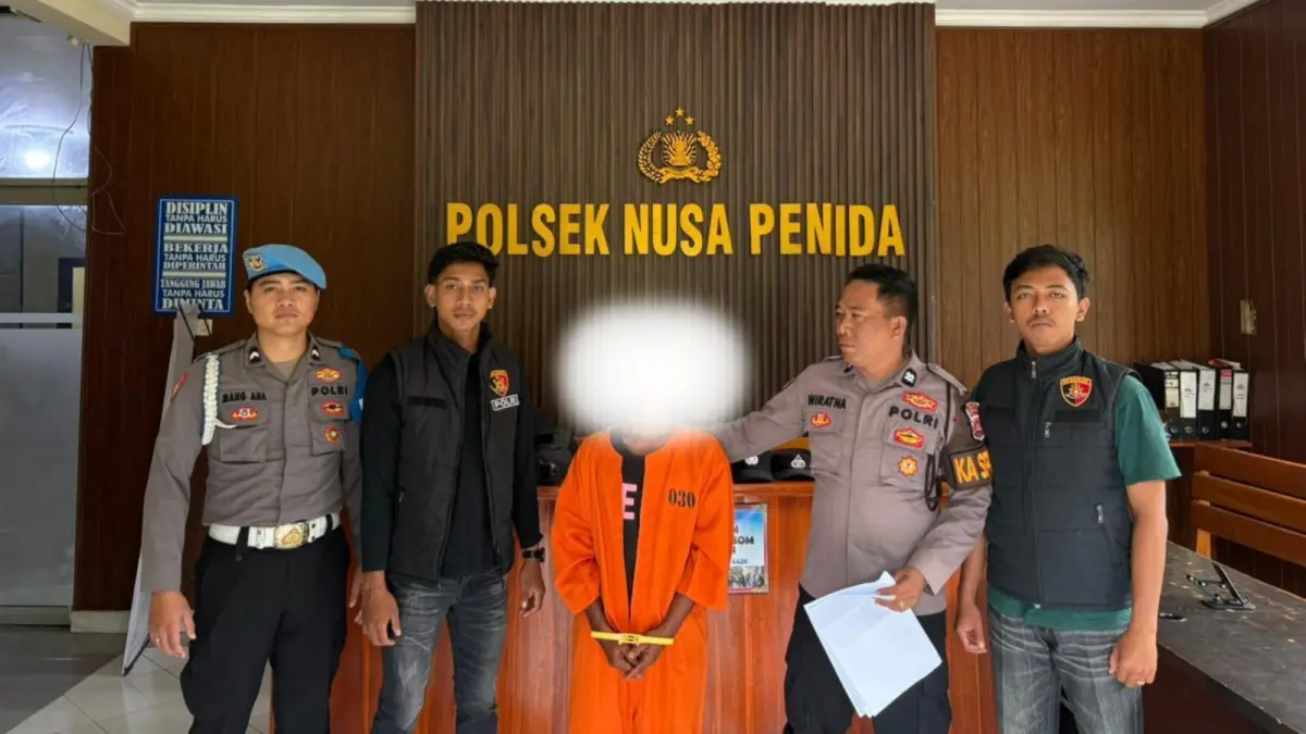 Personel Polsek Nusa Penida mengamankan IPT yang diduga melakukan aksi pencurian. (Ist)

&nbsp;
