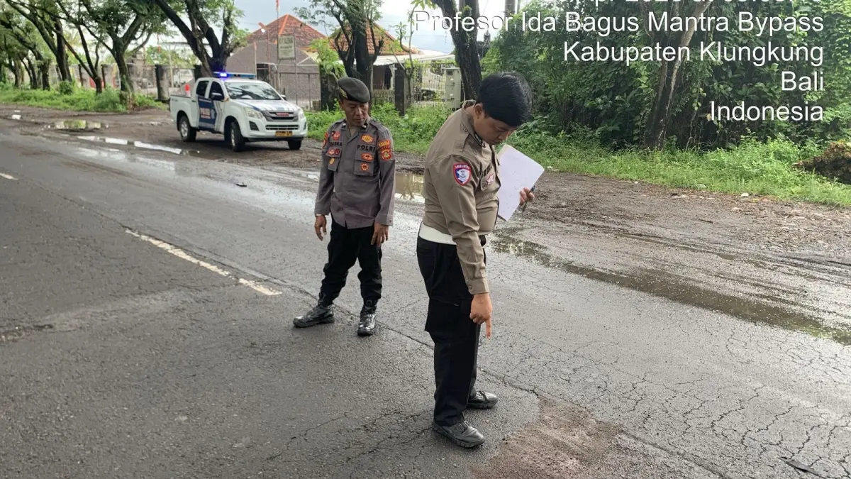 Polisi melakukan olah TKP di tempat kecelakaan lalulintas, Bypass Ida Bagus Mantra, Klungkung, Kamis (30/4/2026). (Ist)