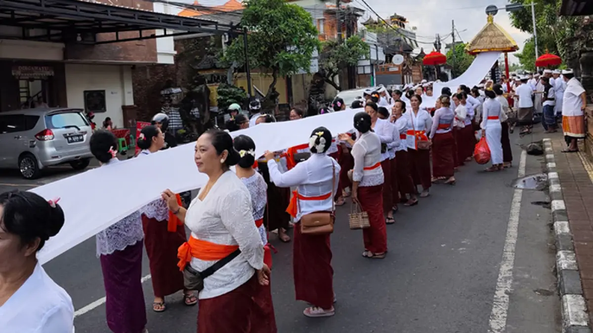 Prosesi mendak kulkul krama Banjar Panti Gede, Desa Pemecutan Kaja, Kecamatan Denpasar Utara, pada Kamis (30/4/2026). (Ist)