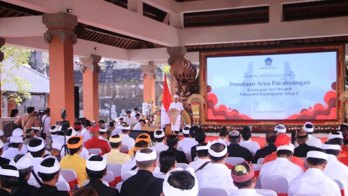 RESTORASI: Pelaksanaan&nbsp;upacara Ngeruak/Mulang Dasar dan peletakan batu pertama (groundbreaking) Tahap II Paket Pekerjaan Penataan Area Parahyangan di Pura Banua, Besakih, Rendang, Karangasem, Jumat (1/5)