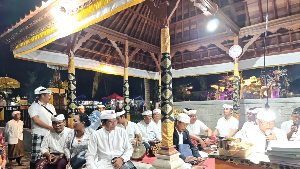 NGAYAH : Ngayah gegineman di Pura Tegal Penangsaran, Pura Samuan Tiga, Bedulu, Blahbatuh, Gianyar.
