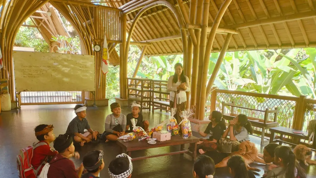 PENYULUHAN: Penyuluhan melalui dharma gita di Pasraman Bali Prawerti Nawasena, Desa Adat Belega.