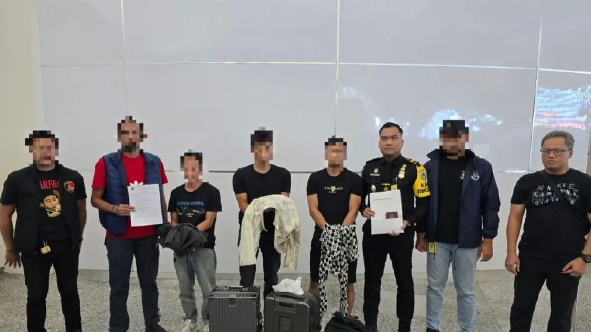 Petugas Imigrasi Ngurah Rai menangkap tiga WNA Tingkok, Sabtu (2/5/2026). (ANTARA/HO-Imigrasi Ngurah Rai)