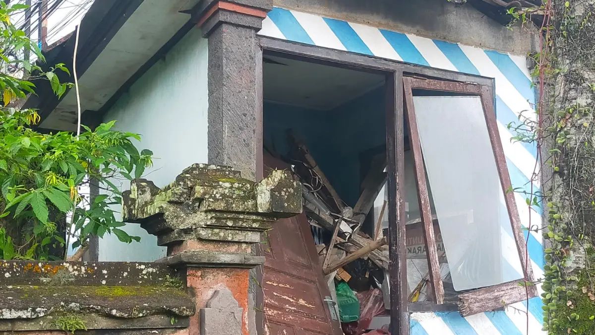 Pos polisi di simpang Catus Pata, tepatnya di depan Bank BRI Kota Bangli rusak dan dipenuhi rongsokan. (I Made Mertawan/Bali Express)