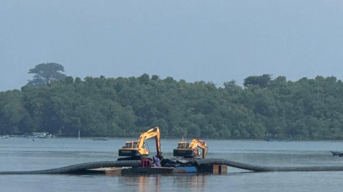 Proses pengerjaan pemasangan pipa PDAM Badung di sekitar Tol Bali Mandara. (Istimewa)