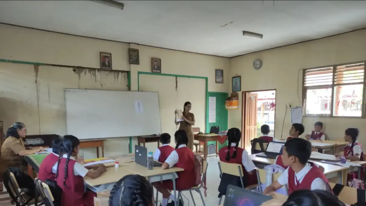 Salah satu guru SD di Kabupaten Badung saat memberikan pembelajaran kepada siswa. (Istimewa)