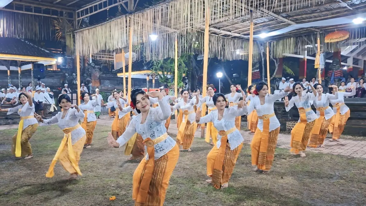 SENI : Pegawai Kantor Wilayah Kementerian Agama Provinsi Bali ngayah seni wewalen di Pura Samuan Tiga.