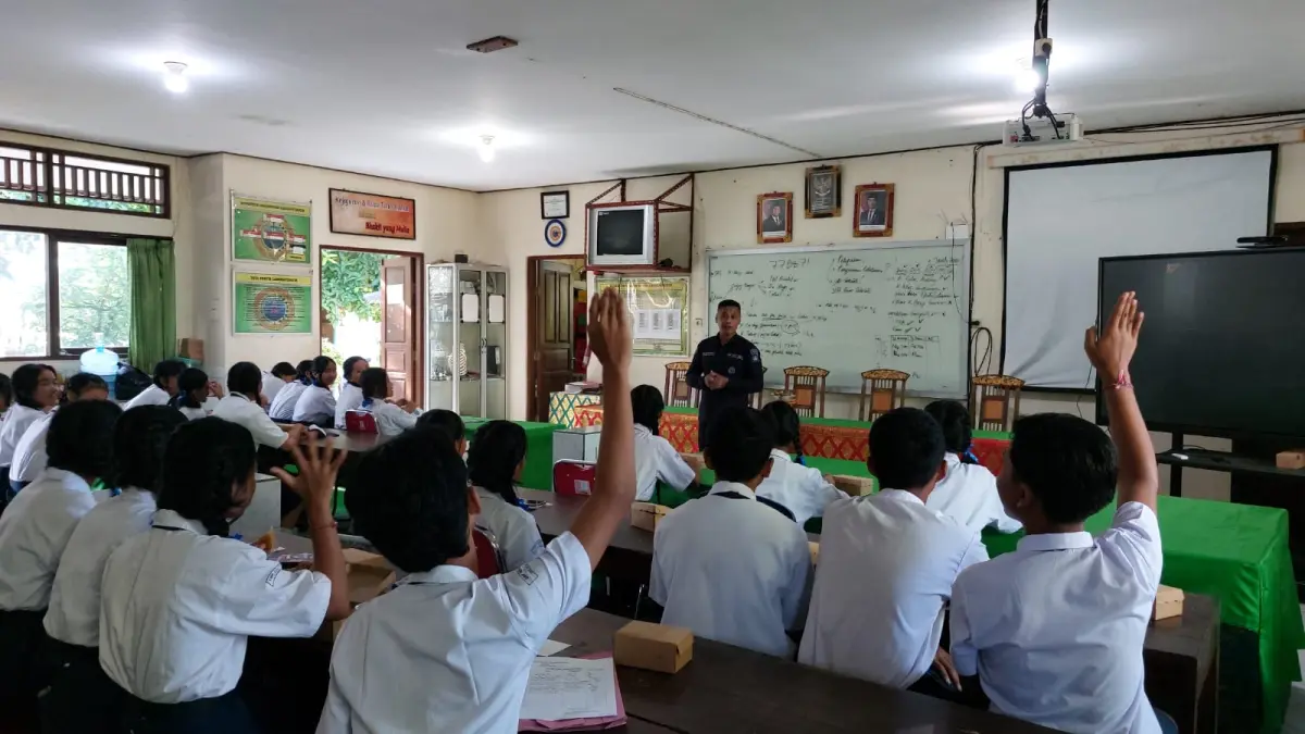 PEMBINAAN : Pembinaan netizen dan sosialisasi anti bullying&nbsp; di SMPN 2 Gianyar.
