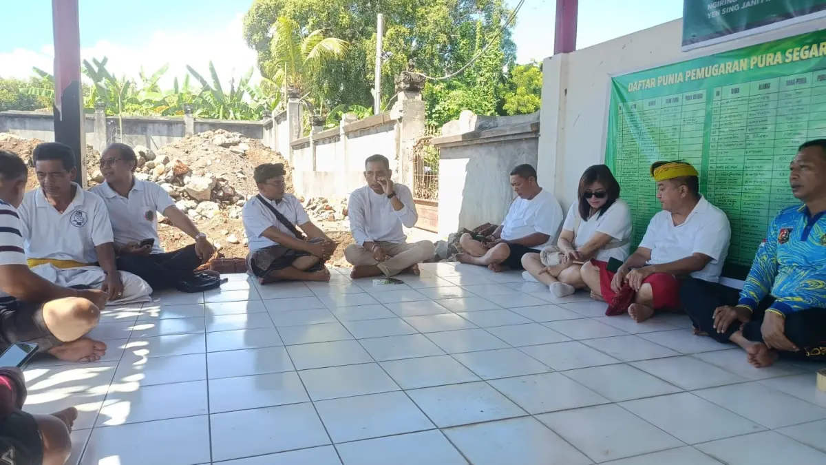 Pertemuan pegiat konservasi dengan prajuru adat Desa Banyuasri tentang potensi Pantai Banyuasri. 