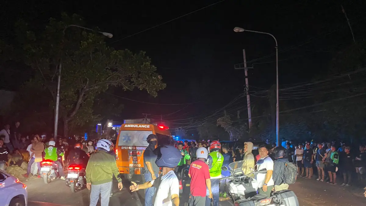 Petugas mengevakuasi korban kecelakaan di Jalan Mahendradatta, Denpasar Barat. (Foto: Bali Express/Istimewa&nbsp;)