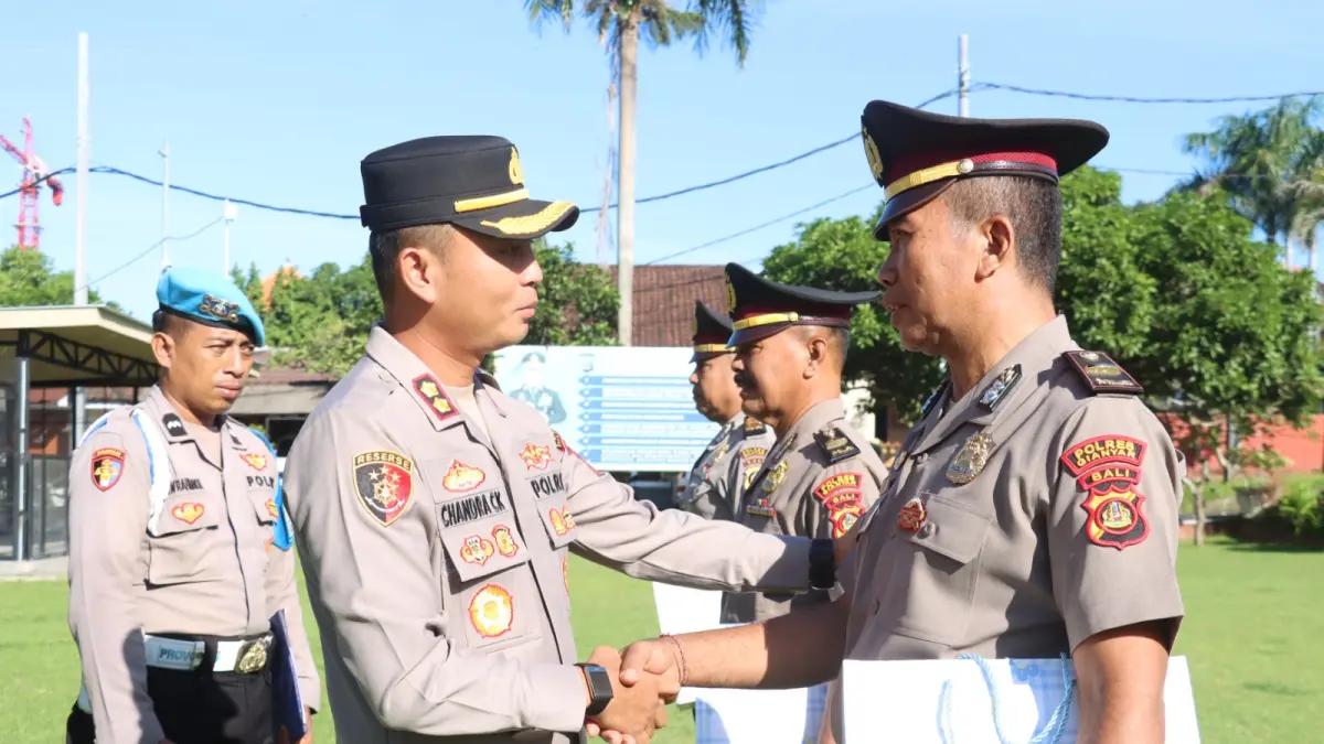 UPACARA : Upacara pelepasan personel purna bhakti di Mapolres Gianyar.&nbsp;&nbsp;