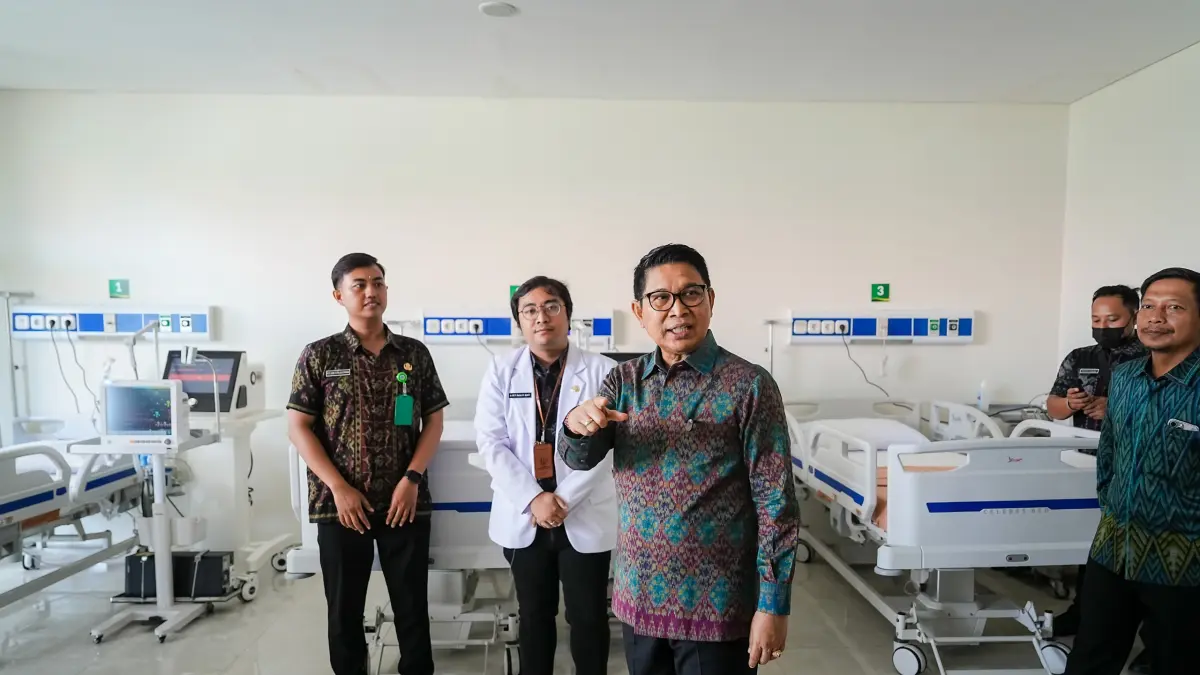 Bupati Adi Arnawa saat meninjau kesiapan operasional RSUD Giri Asih di Desa Blahkiuh, Kecamatan Abiansemal, Selasa (5/5). (PROKOMPIM SETDA BADUNG)