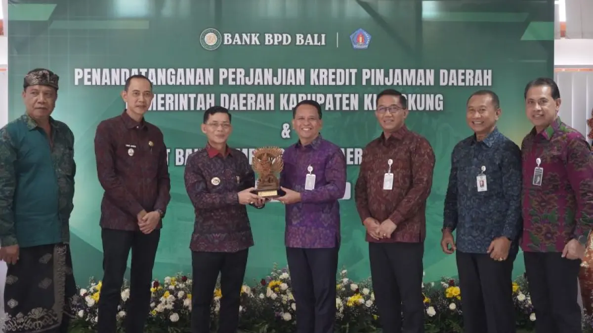 Bupati Klungkung I Made Satria dengan Direktur Kredit Bank BPD Bali Made Lestara Widiatmika saat penandatanganan Perjanjian Kredit Pinjaman Daerah, Senin (4/5/2026). (Ist)&nbsp;