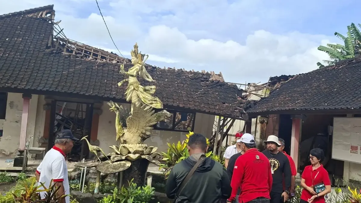Wakil Bupati Tabanan I Made Dirga saat meninjau ruang kelas roboh di SDN 3 Sembung Gede, Kerambitan beberapa waktu lalu. (Ist)