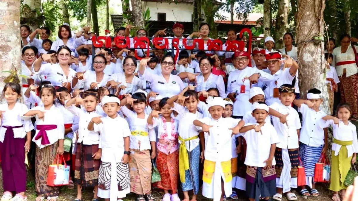 Bunda Rai foto bersama anak-anak usai meresmikan Taman Ramah Anak di kawasan Pura Luhur Batukaru, Tabanan, Senin (4/5/2026). (Ist)