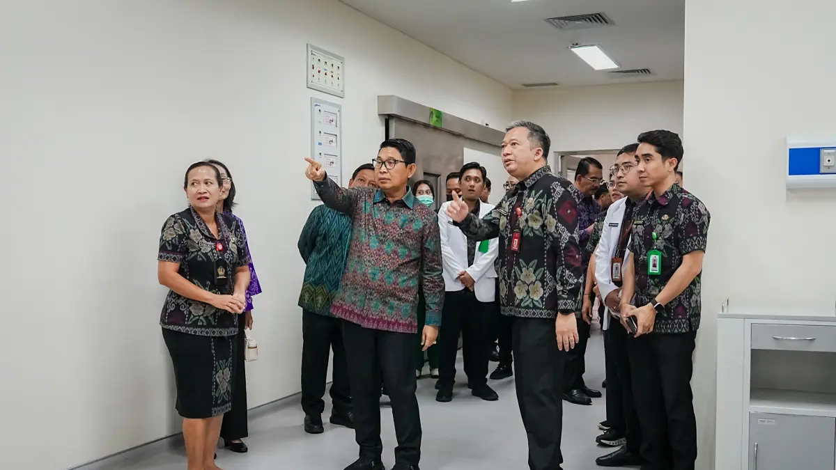 Bupati Badung, I Wayan Adi Arnawa saat meninjau operasional RSUD Giri Asih, di Desa Blahkiuh, Kecamatan Abiansemal, Selasa (5/5). (Istimewa)