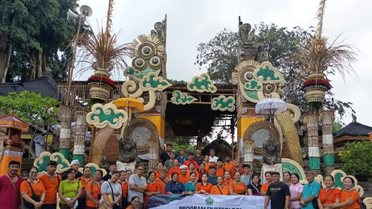 MERERESIK : Mereresik di areal jaba Pura Samuan Tiga.