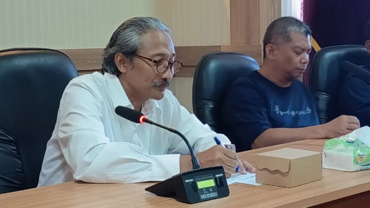 Rektor IAHN Mpu Kuturan Singaraja, Gede Suwindia (kiri). (Dian Suryantini/Bali Express)