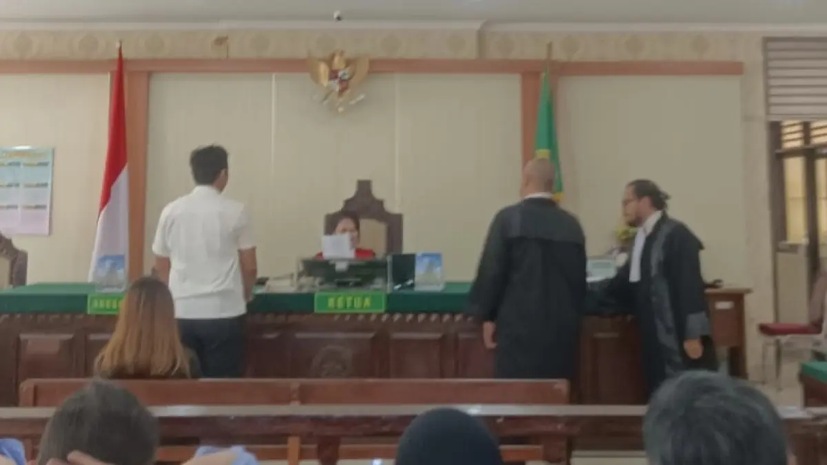 Sidang kasus penganiayaan ringan yang dijalani wanita bernama Ayu Suliani di Pengadilan Negeri Denpasar. (Bali Express/Istimewa)