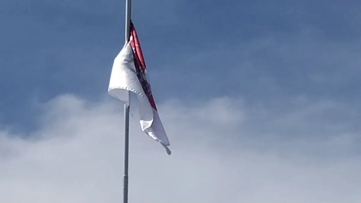 Bendera Merah Putih di Jembrana menjadi sasaran vanalisme dua pemuda asal Denpasar. (Radar Buleleng)
