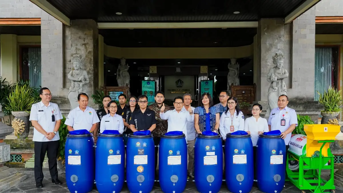 Bupati Adi Arnawa Terima Bantuan Tong Komposter Program TJSP Badung
