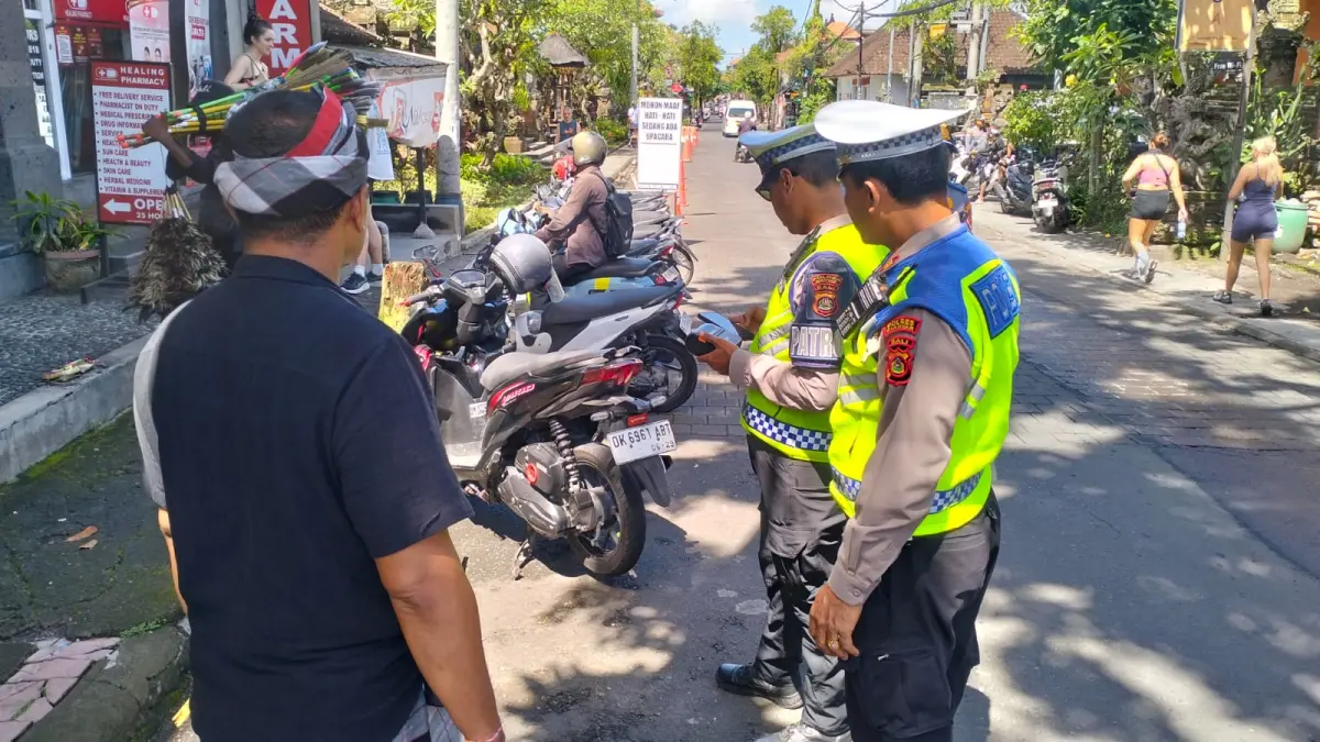 DITERTIBKAN : Polsek Ubud dan tim gabungan tertibkan parkir liar di wilayah Ubud.