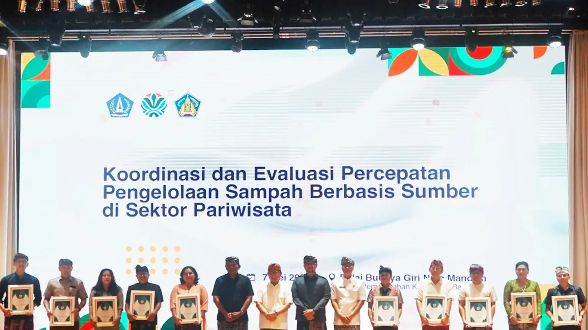 Pemkab Badung saat menyerahkan penghargaan kepada sejumlah instansi yang telah berkontribusi dalam Program Pengelolaan Sampah Berbasis Sumber di Kabupaten Badung untuk mendukung Gerakan Bali Bersih Sampah, Kamis (7/5). (Ist)