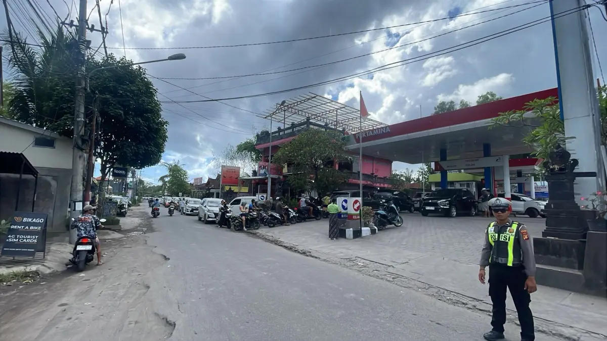 Polsek Nusa Penida mengatur lalulintas ditengah antrean BBM, Rabu (6/5/2026). (Ist)

&nbsp;