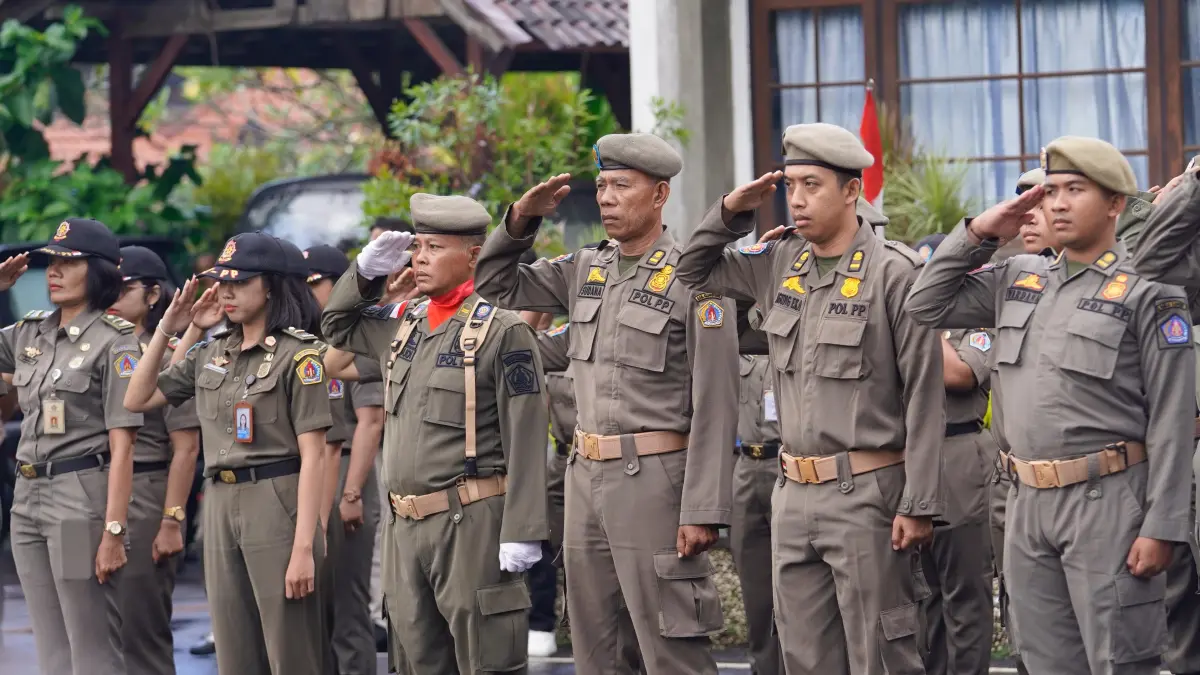 Satpol PP Klungkung mnegikuti apel di halaman belakang Kantor Bupati Klungkung, Rabu (6/5/2026). (Ist)