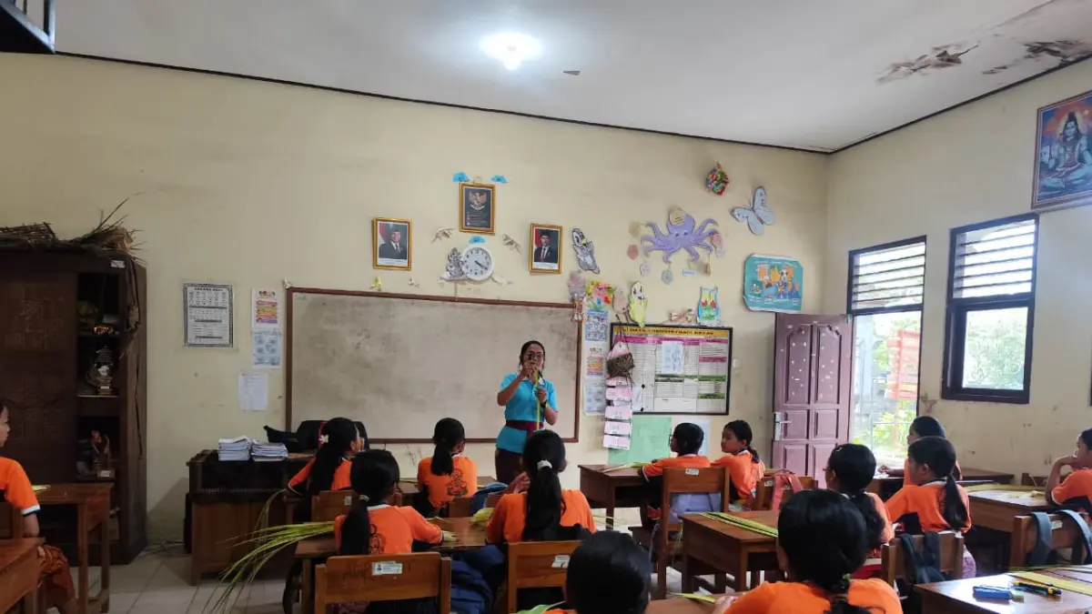 BUDAYA: Kegiatan penguatan budaya Bali dengan membuat tipat dan klakat di Widyalaya Rsi Markandya, Taro.
