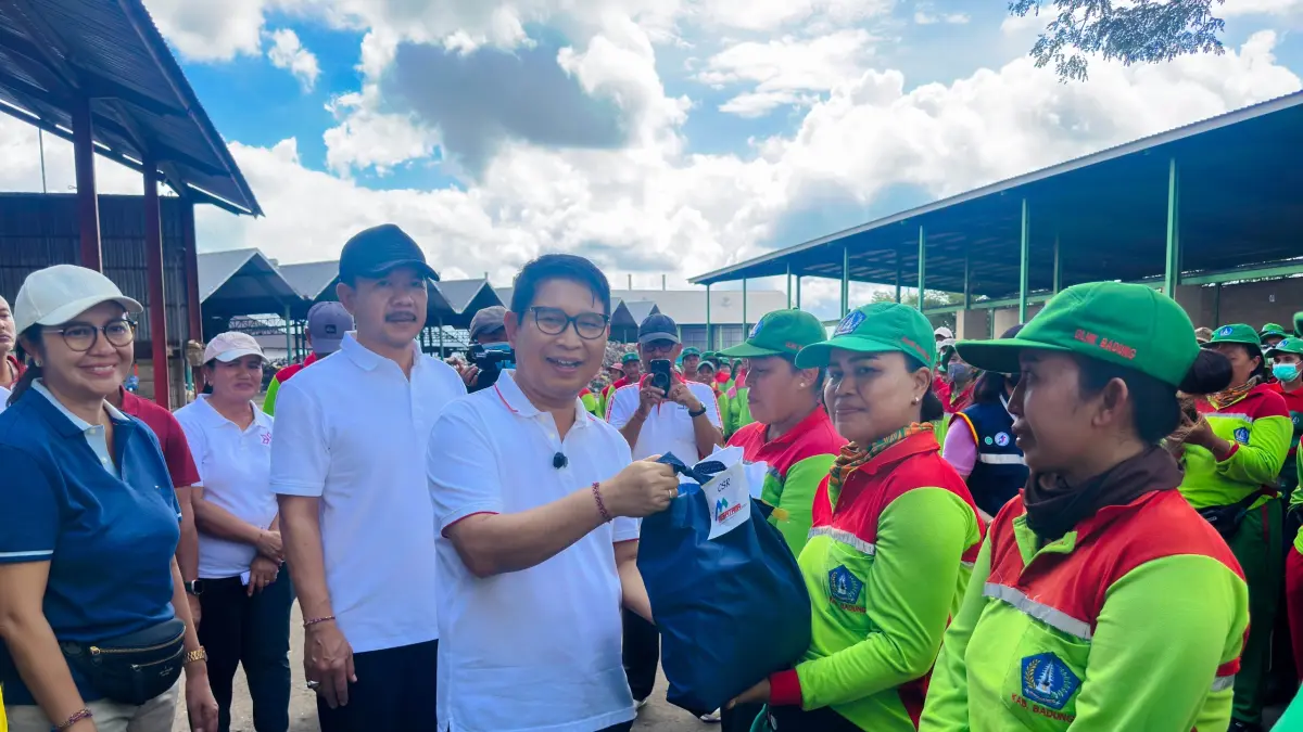 Bupati Adi Arnawa memberikan bantuan paket sembako bagi petugas kebersihan dari DLHK Badung di TPST Mengwitani, Jumat (8/5). (PROKOMPIM SETDA BADUNG)