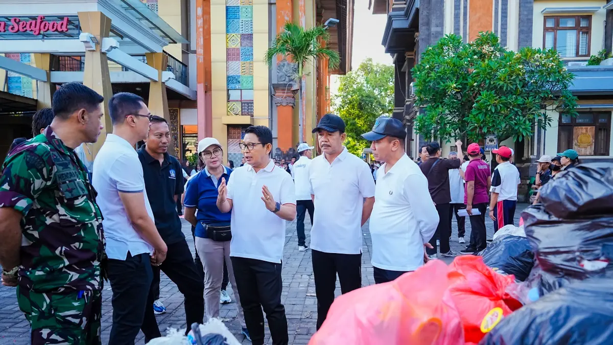 Bupati Adi Arnawa memimpin aksi Pengawasan dan Penegakan Hukum Lingkungan pada sektor Horeka serta sektor perdagangan di wilayah Kelurahan Kuta, Jumat (8/5). (PROKOMPIM SETDA BADUNG)