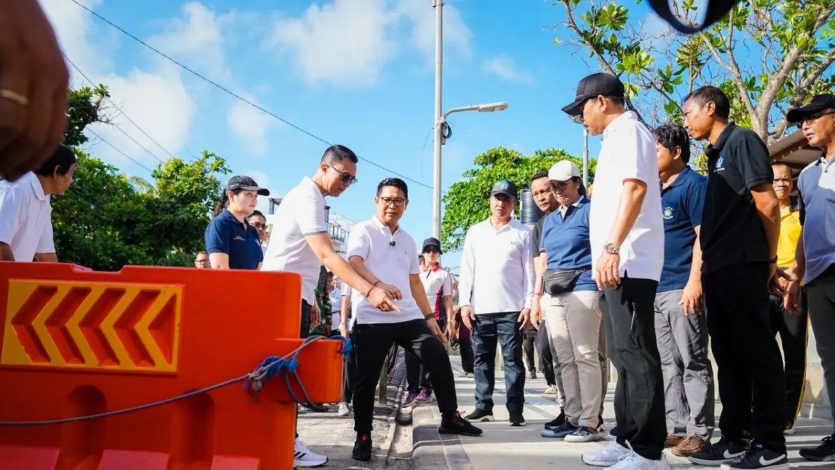 Bupati Badung, I Wayan Adi Arnawa saat meninjau langsung kondisi lapangan usai kegiatan Kurve Pengawasan dan Penegakan Hukum Lingkungan di Kelurahan Kuta, Jumat (8/5).(istimewa)