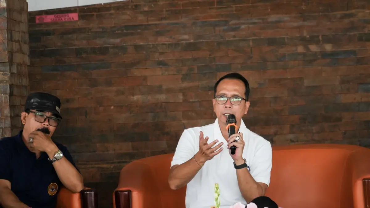 Kadisdikpora Badung, I Gusti Made Dwipayana saat mendengarkan langsung curhatan guru dalam safari pendidikan, di SMPN 5 Abiansemal, Jumat (8/5). (Ist)