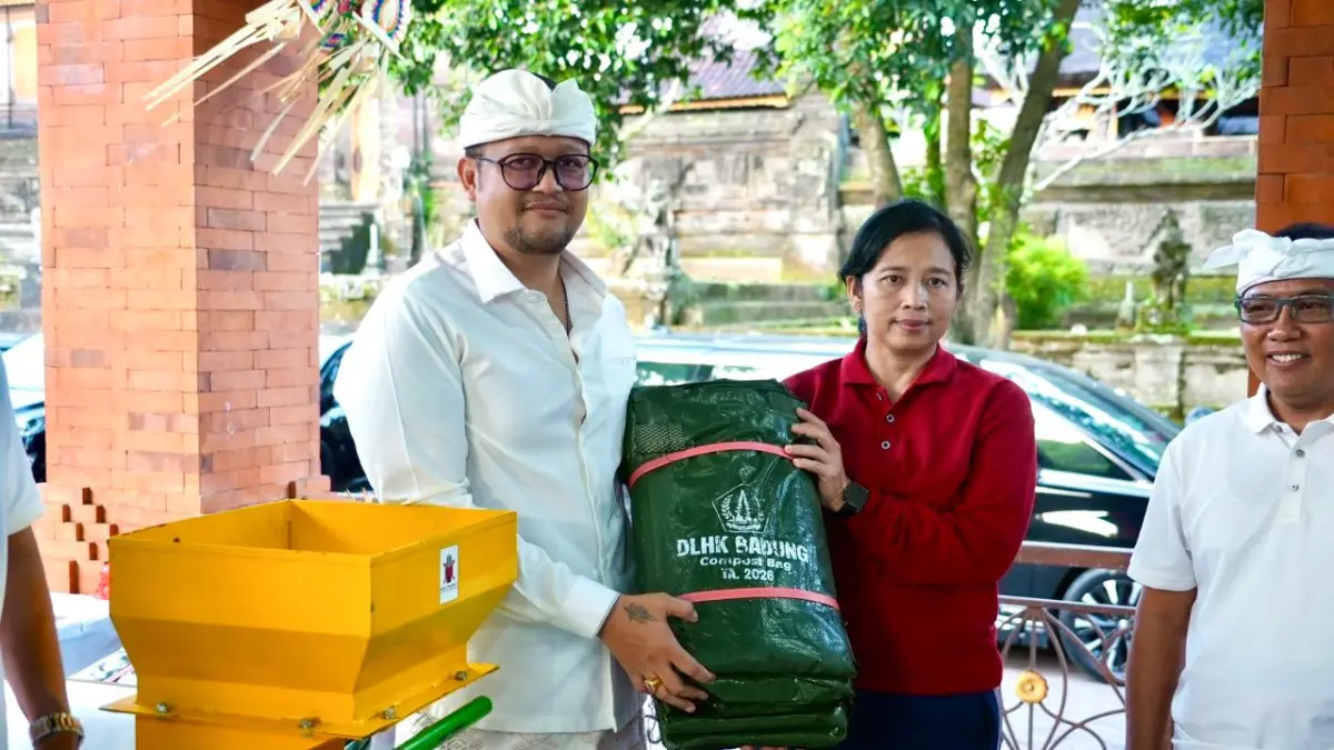 Wabup Bagus Alit Sucipta saat menyerahkan bantuan mesin pencacah dan bag komposter di Wantilan Pura Desa, Desa Adat Sempidi, Jumat (8/5). (PROKOMPIM SETDA BADUNG)