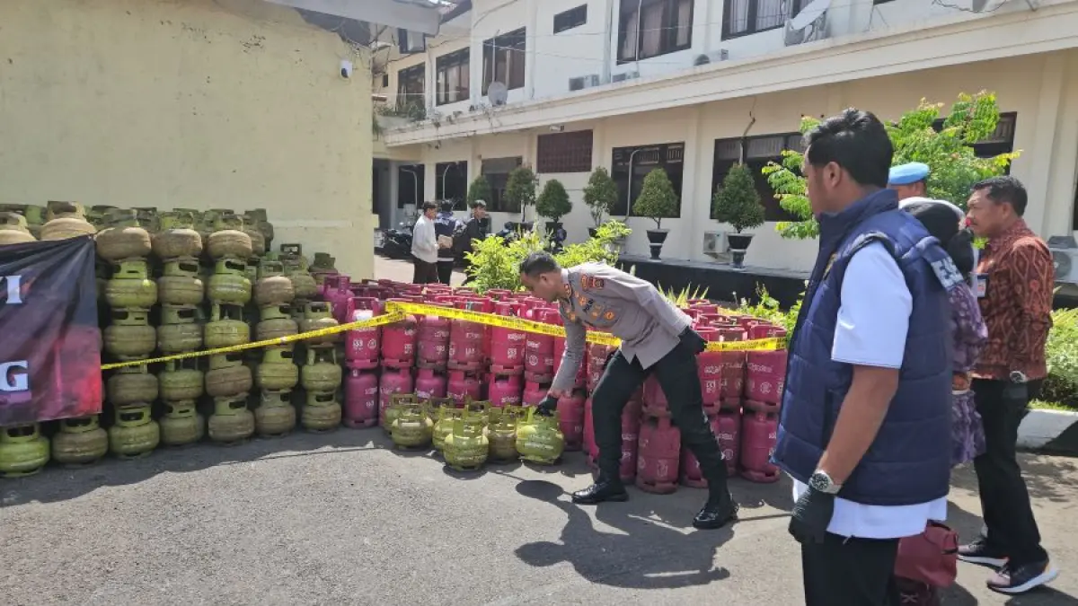 Kapolres Karangasem AKBP I Made Santika saat melakukan pengecekan barang bukti berupa tabung gas berbagai ukuran, Jumat (8/5/2026). (Adi Prabawa/Bali Express)