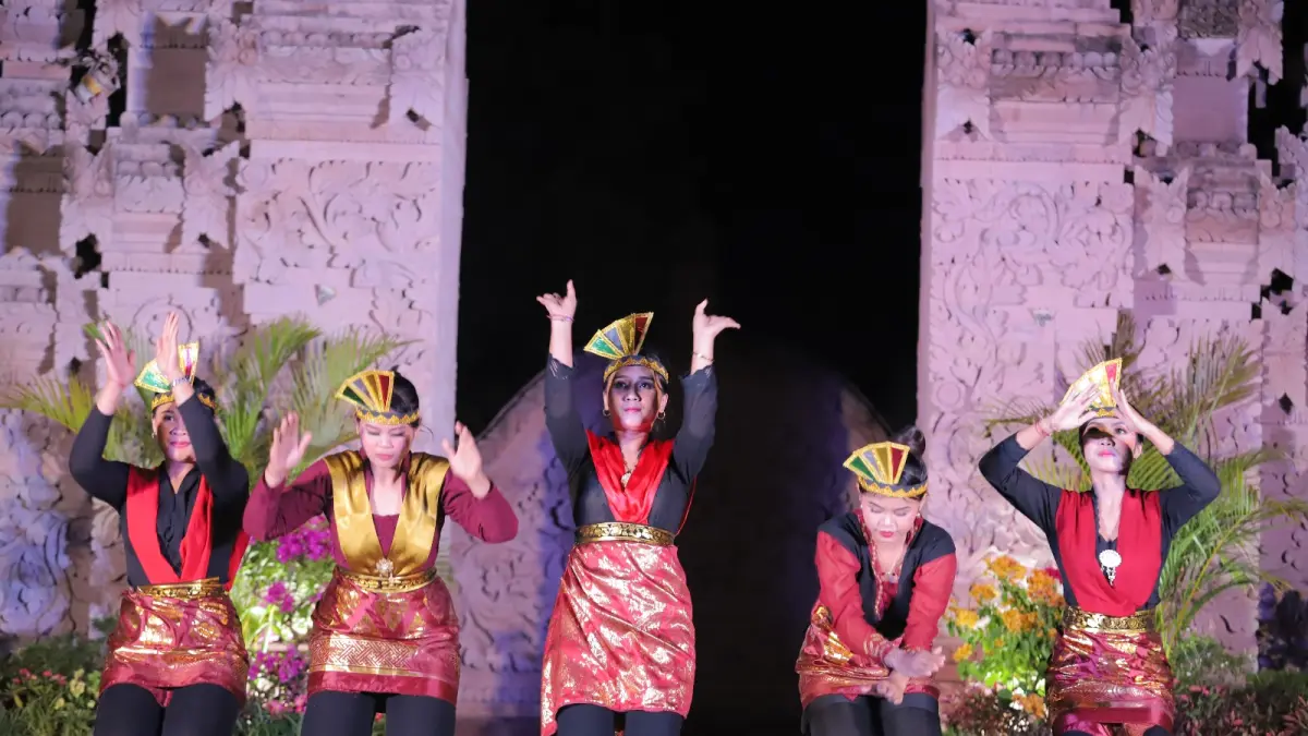 Pementasan dari Fakultas Dharma Duta yang mengusung tema Amukti Palapa dengan sajian tarian nusantara