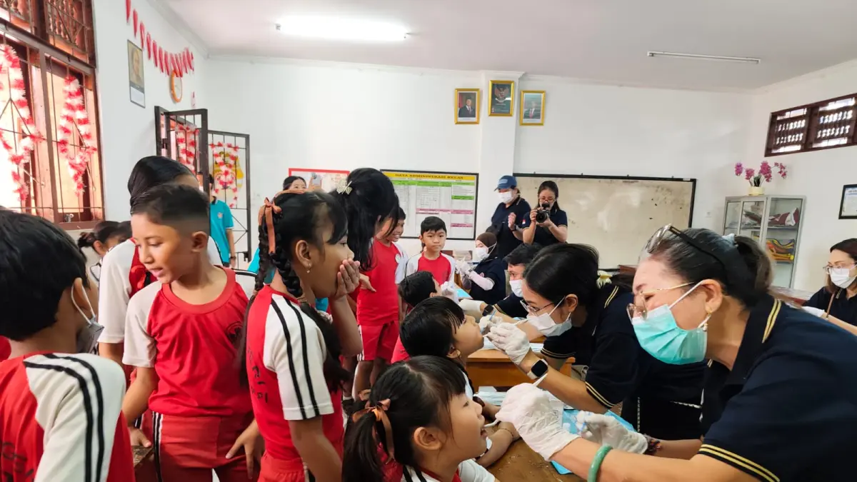 Persatuan Dokter Gigi Indonesia (PDGI) Cabang Kota Denpasar menggelar kegiatan bakti sosial berupa penyuluhan dan pelayanan kesehatan gigi di SD Negeri 2 Dangin Puri, Sabtu (9/5) serangkaian World Oral Health Day
