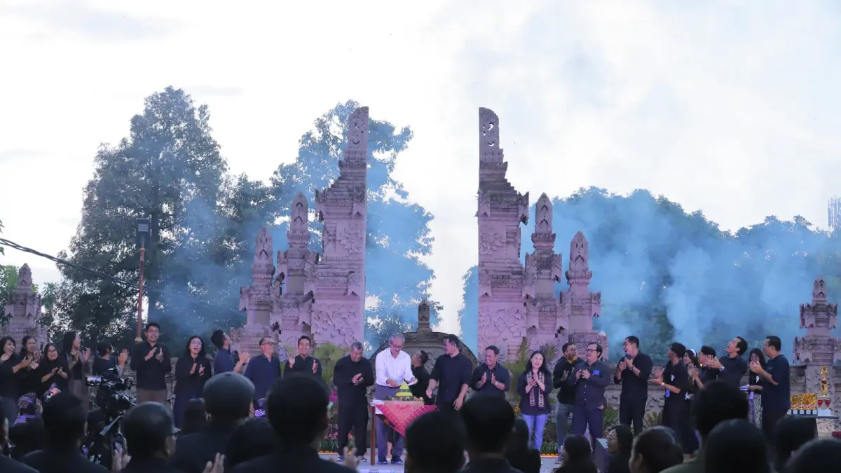 Potong tumpeng yang dilakukan Rektor IAHN Mpu Kuturan, Prof. Dr. I Gede Suwindia, M.A pada perayaan puncak Dies Natalis Perdana Jumat (8/5) malam di Panggung Terbuka (I Putu Mardika/Bali Express)