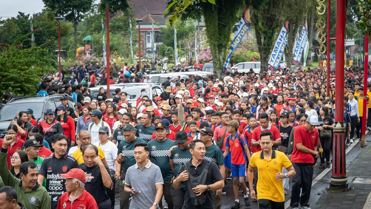 Ribuan peserta antusias mengikuti jalan santai HUT ke-822 Kota Bangli, Jumat (8/5/2026). (Diskominfosan Bangli)