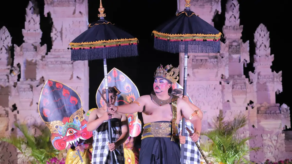 Salah satu pementasan dari Fakultas Dharma Duta bertajuk “Amukti Palapa: Janji Agung Majapahit” pada puncak Dies Natalis IAHN Mpu Kuturan di Panggung Terbuka, pada Jumat (8/5) malam (I Putu Mardika/Bali Express)