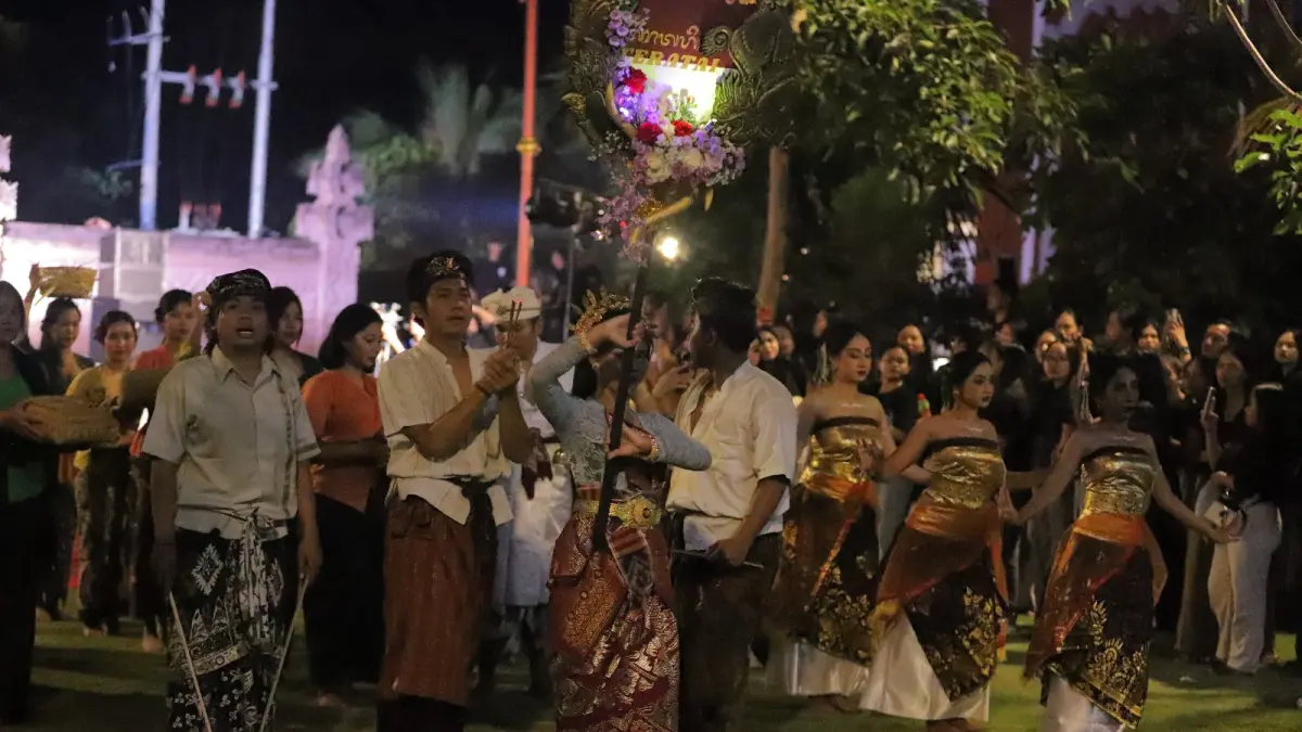 Sebagai penutup, UKM Teater, UKM Tari, dan UKM Tabuh berkolaborasi dalam pertunjukan “TERATAI” yang memadukan dramatari, musik tradisional, dan teater modern
