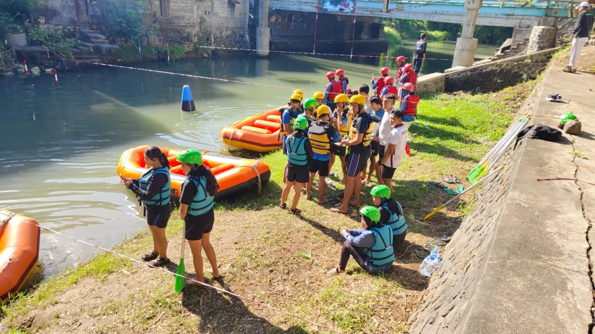Atlet arung jeram melakukan latihan gabungan di Tukad Banyumala, Buleleng