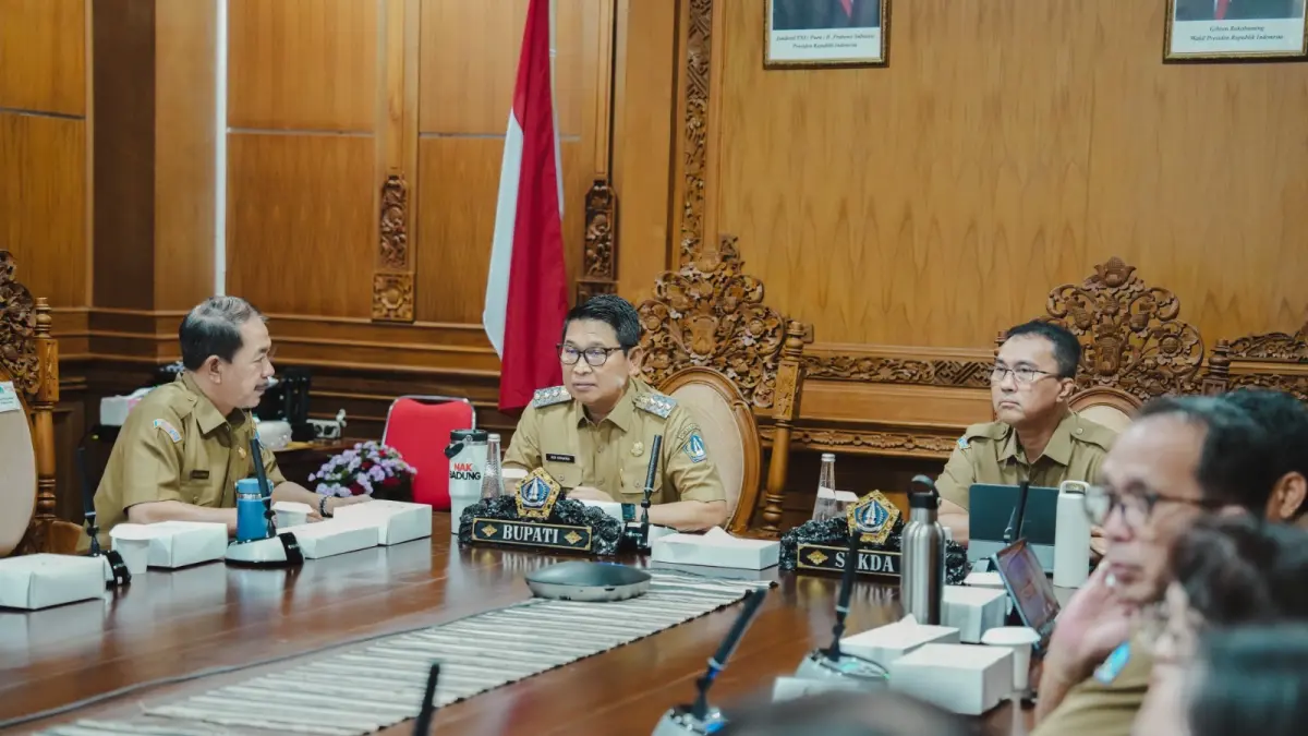 Bupati Badung I Wayan Adi Arnawa mengikuti Rapat Koordinasi (Rakor) Pengendalian Inflasi Daerah Tahun 2026 secara daring dari Ruang Rapat Nayaka Gosana I, Puspem Badung, Senin (11/5). (PROKOMPIM SETDA BADUNG)