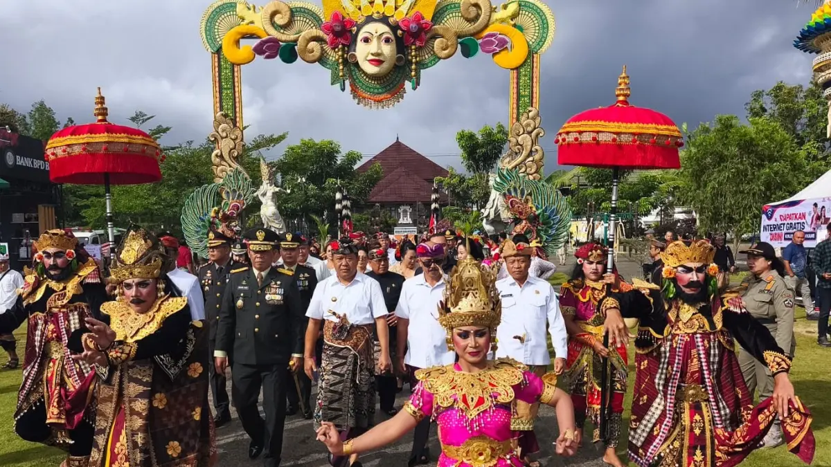 Bupati Bangli Sang Nyoman Sedana Arta dan pejabat terkait sebelum apel HUT Kota Bangli di Alun-Alun Bangli, Minggu (10/5/2026). (Diskominfosan Bangli)