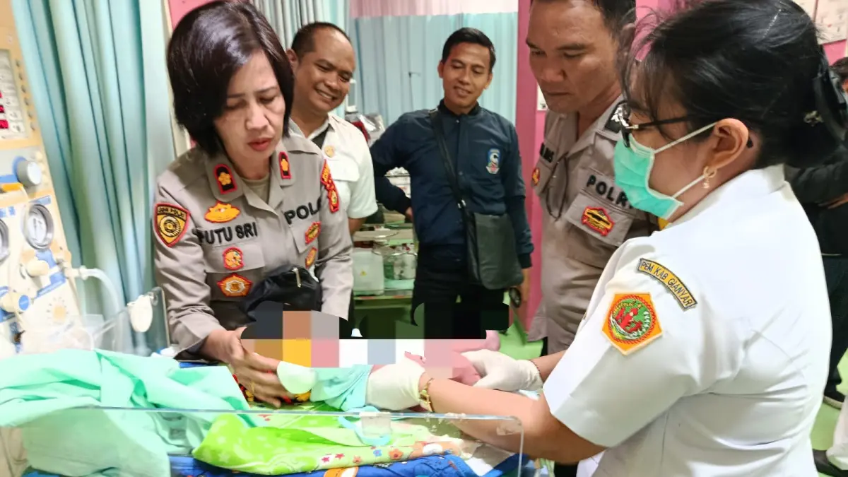 PENANGANAN : Bayi laki-laki yang ditinggalkan di persawahan Buruan diamankan oleh Polsek Blahbatuh.