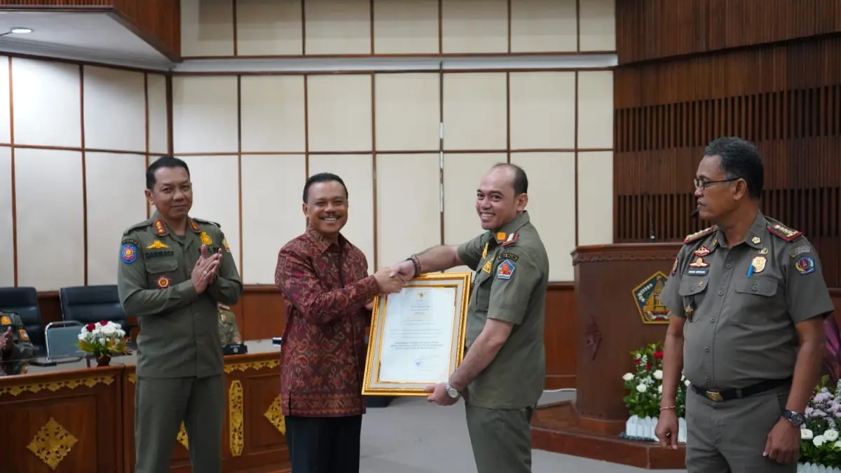Satpol PP Buleleng menerima penghargaan  Bali Trepti