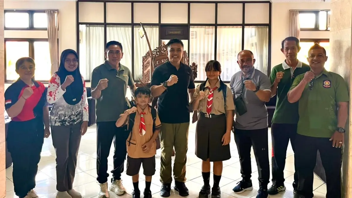 Wabup Ipat melepas dua atlet muda motocross untuk berlaga di Kejurnas Motocross 2026 di Karanganyar. (Ist)&nbsp;