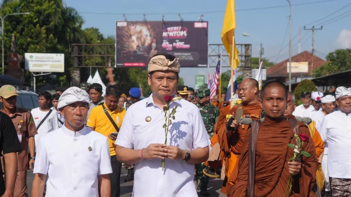 Bupati Kembang Iringi Keberangkatan 58 Bhikkhu “Indonesia Walk for Peace” 